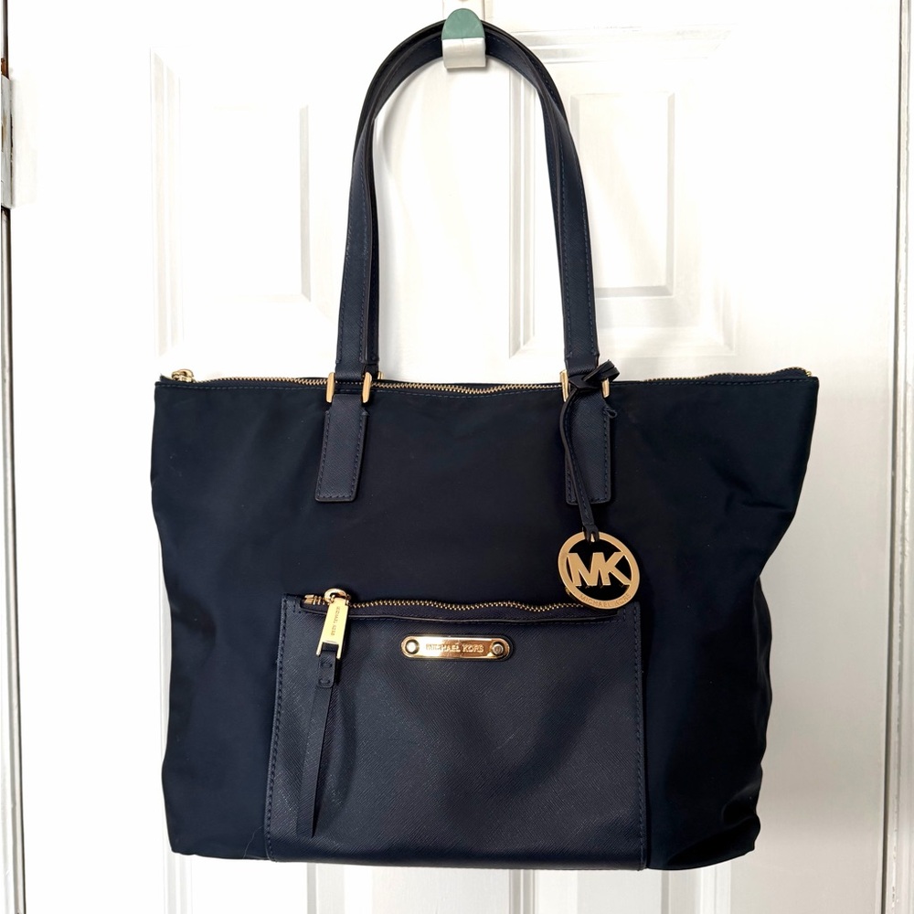 MICHAEL KORS•navy blue nylon/leather trim lightweight travel zip tote EUC